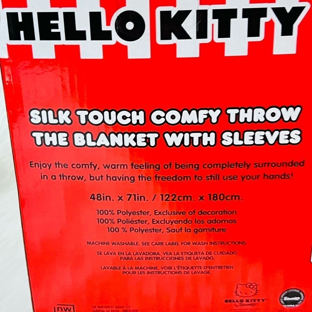 Hello Kitty Comfy Throw - Picture 3 of 3